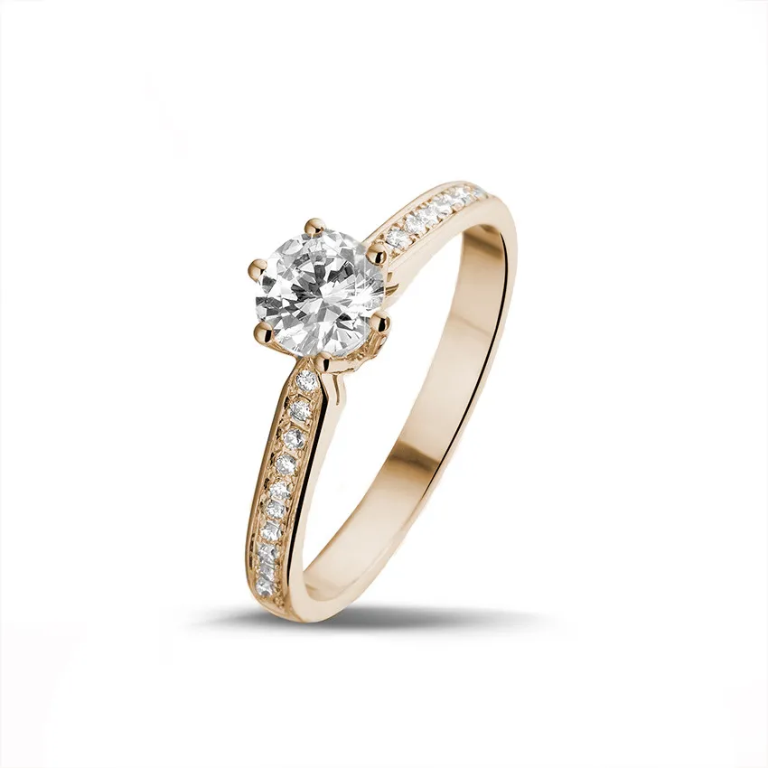 0.70 quilates anillo de oro rojo de diamantes con diamantes en los lados 