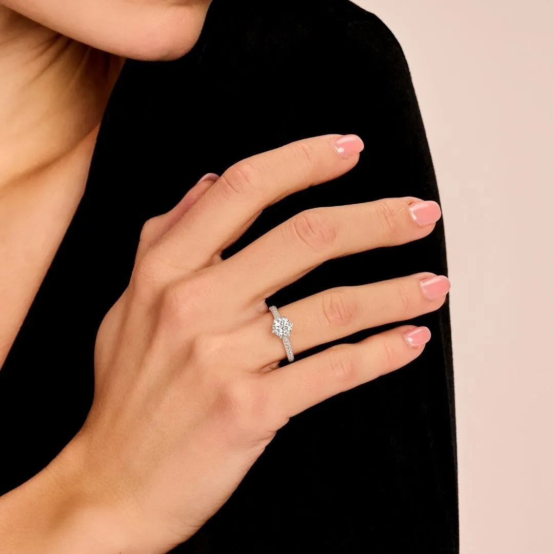 0.70 quilates anillo de oro rojo de diamantes con diamantes en los lados 