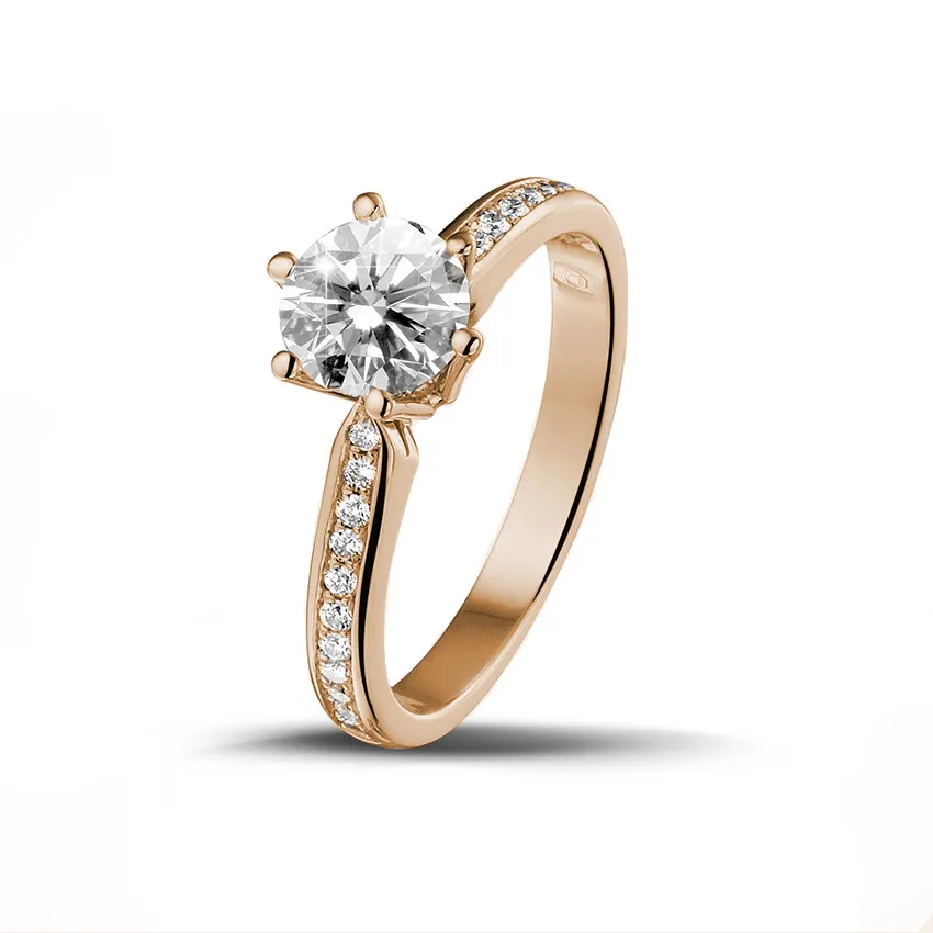 1.00 quilates anillo de oro rojo de diamantes con diamantes en los lados 