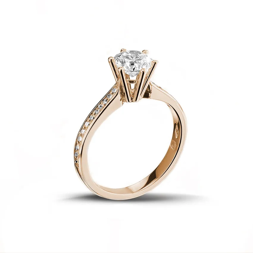 1.00 quilates anillo de oro rojo de diamantes con diamantes en los lados 