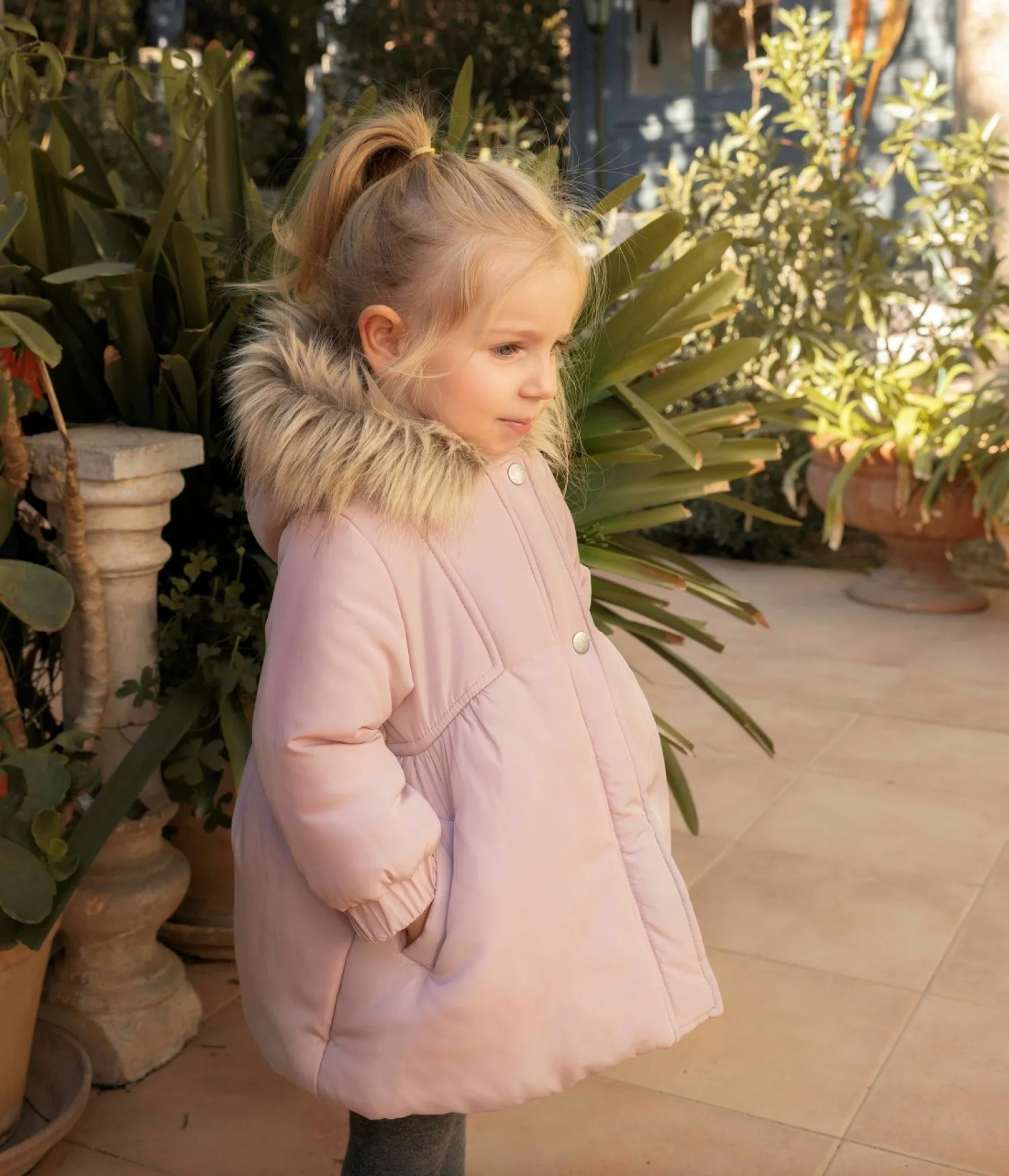 Abrigo para niña rosa palo. Novedad