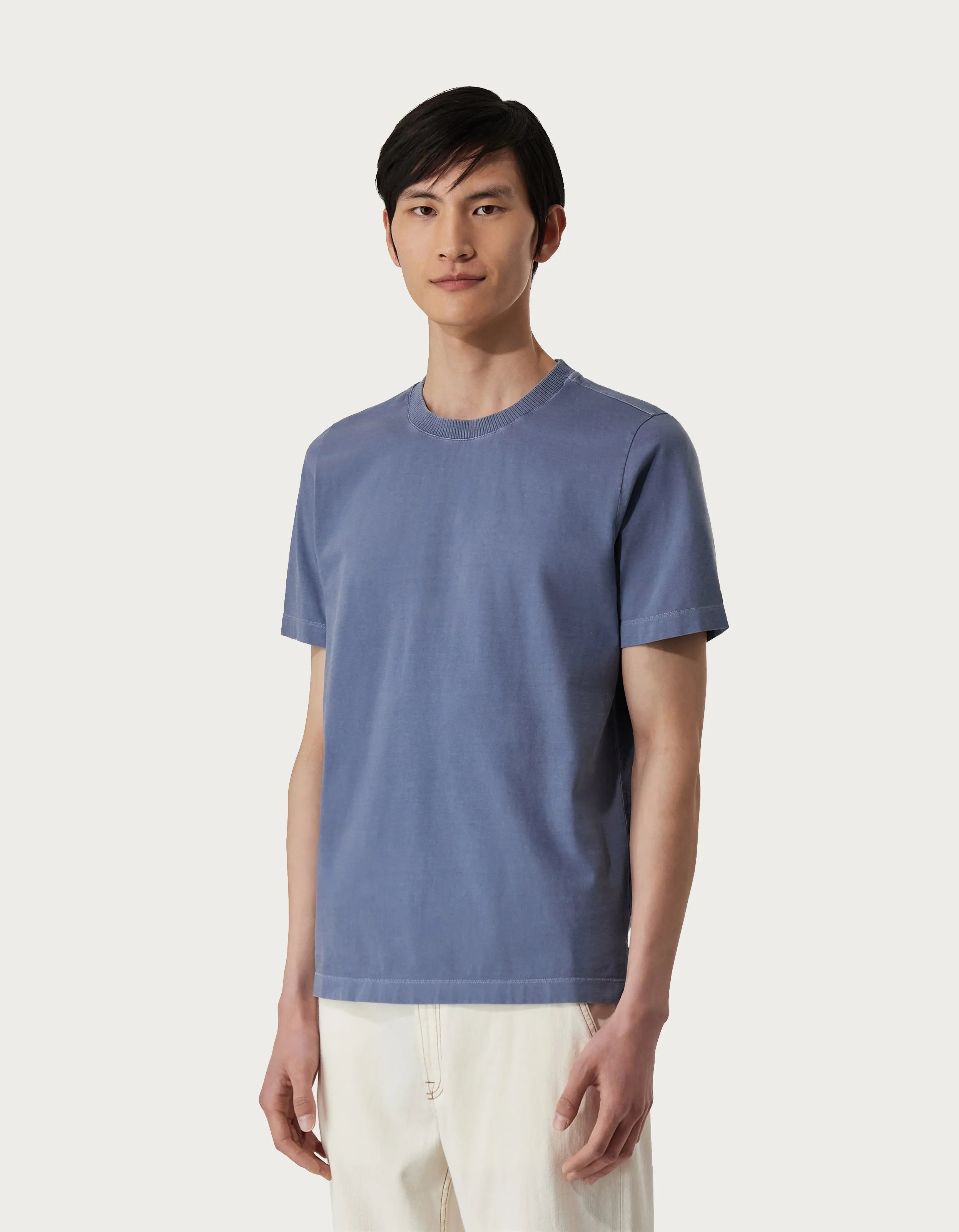 Camiseta de algodón azul vaquero teñido en prenda 