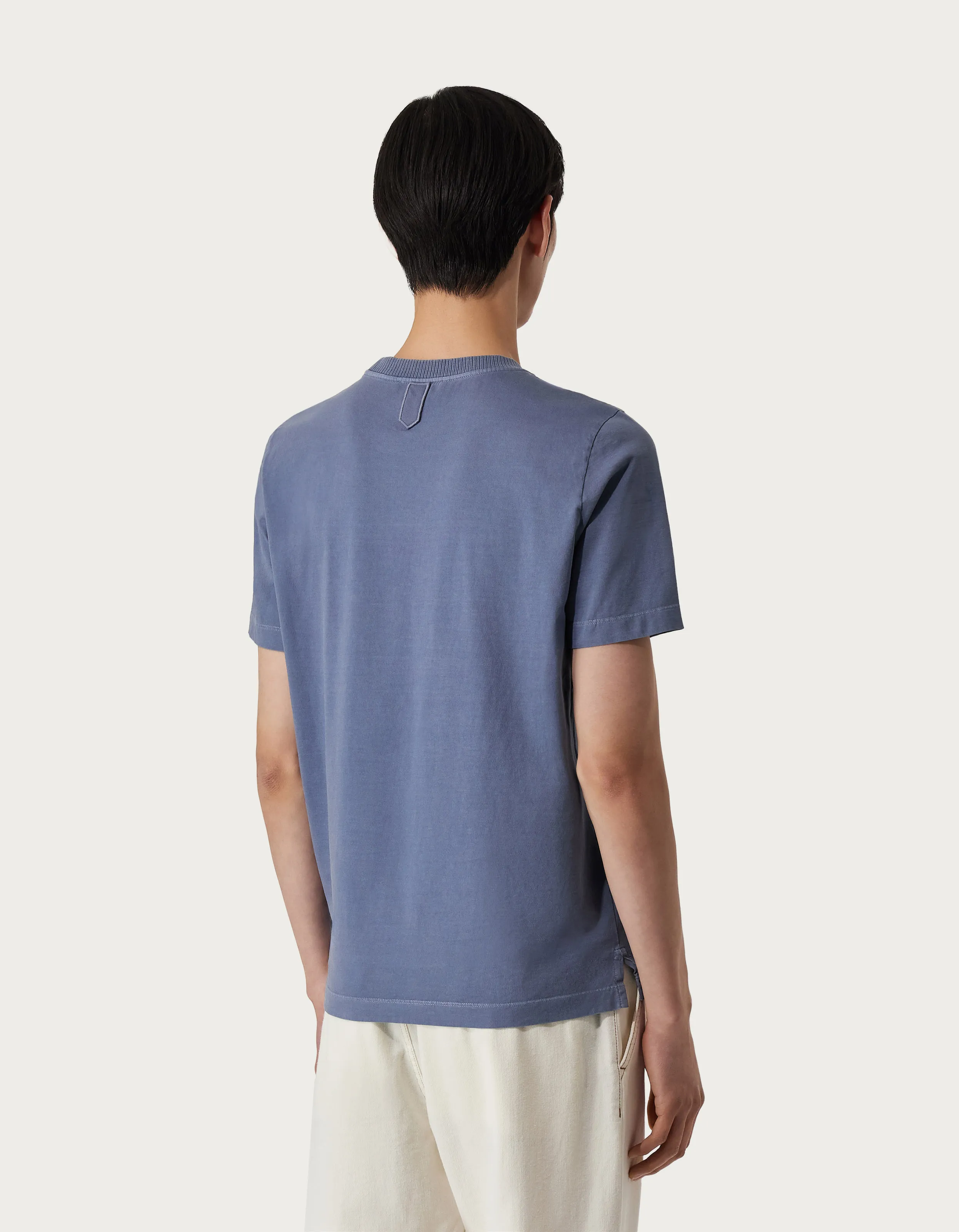 Camiseta de algodón azul vaquero teñido en prenda 
