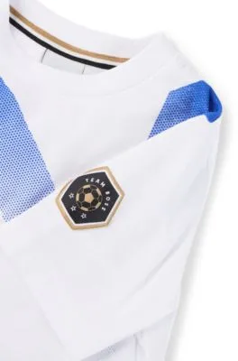 Camiseta para niños con ilustración en tono degradado y detalles de logotipo
