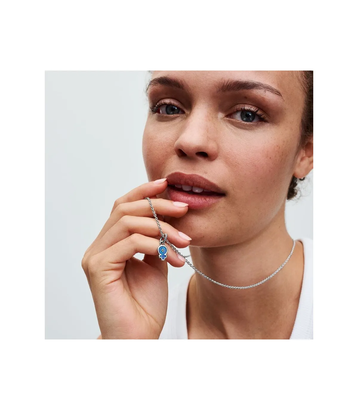 CHARM PANDORA COLGANTE OPALESCEDNTE DE MUJERES PODEROSAS  793181C01
