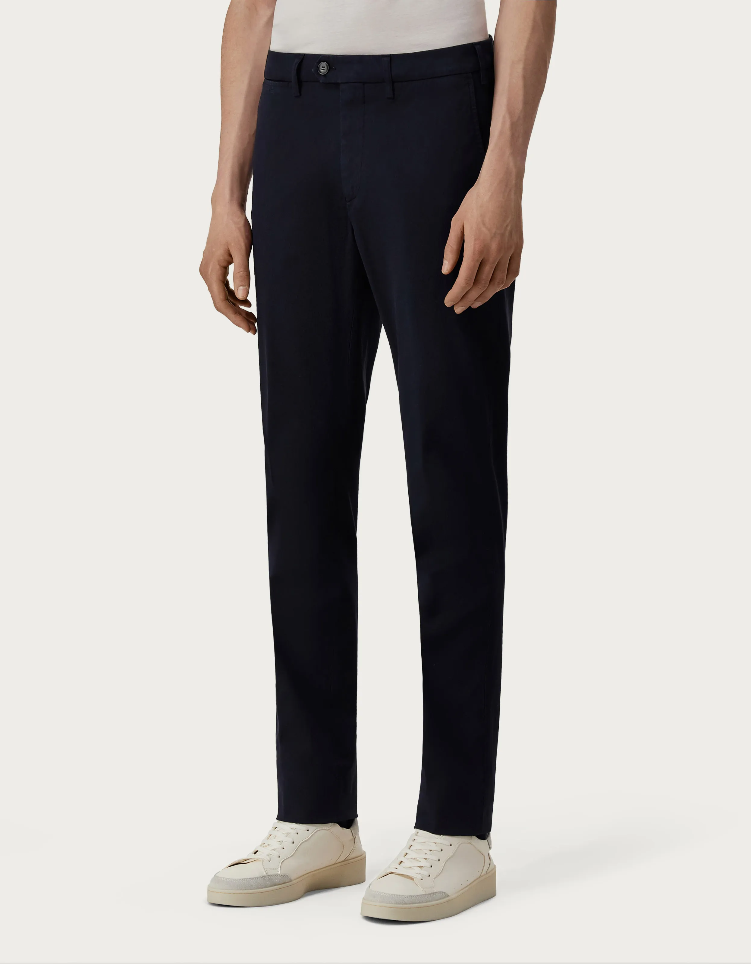 Chinos de canalé de algodón teñido en prenda azul y negro 