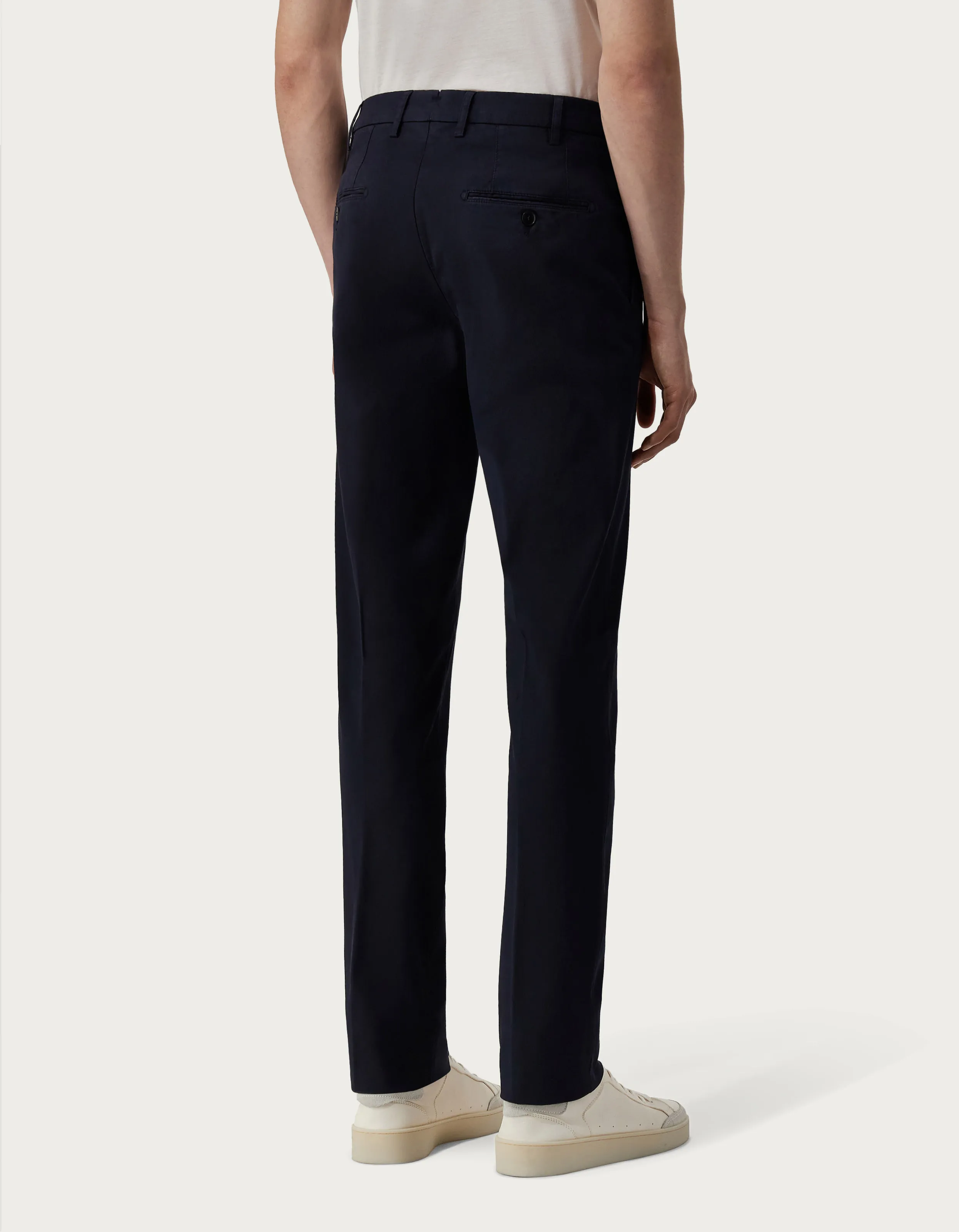Chinos de canalé de algodón teñido en prenda azul y negro 