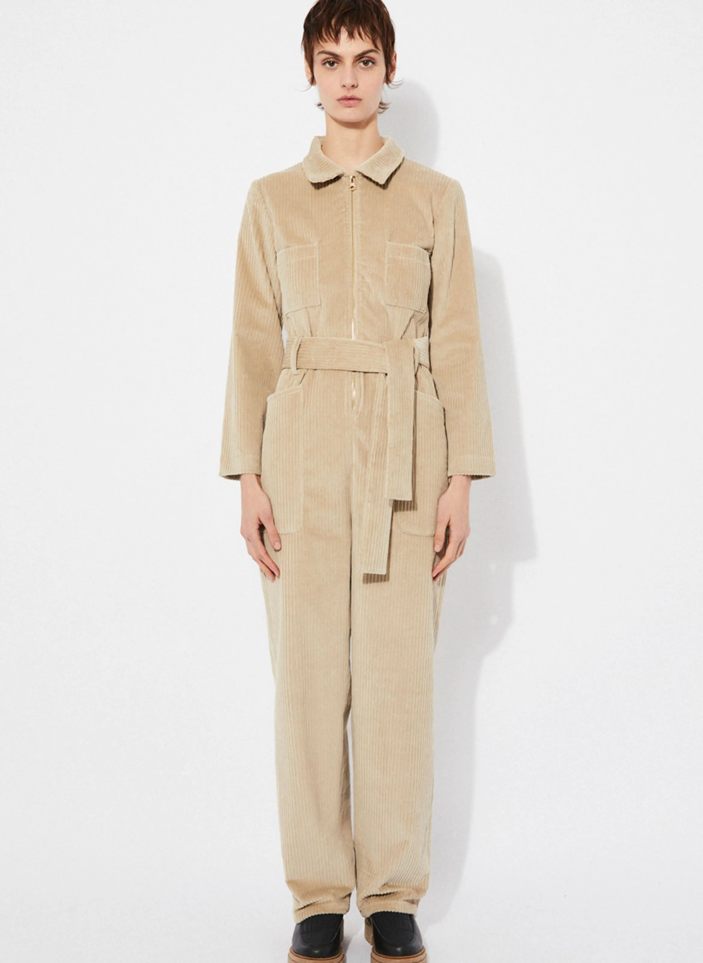 CRISTALL  MONO DE MEZCLA DE ALGODóN CON CUELLO CLáSICO EN BEIGE
