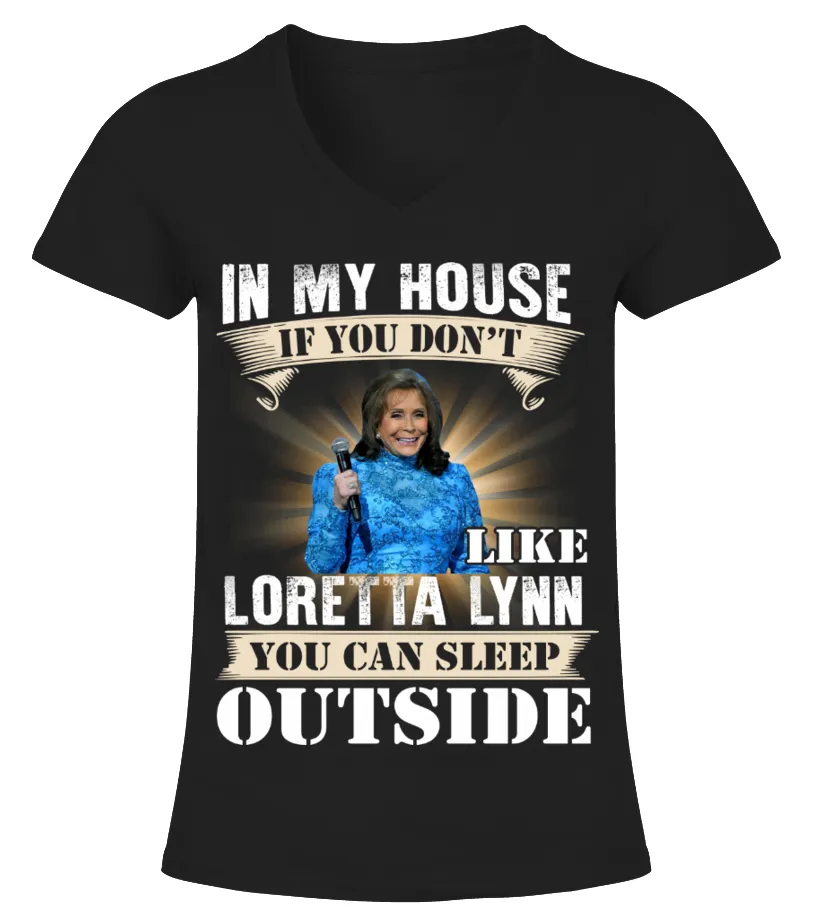 IN MY HOUSE IF YOU DON'T LIKE LORETTA LYNN YOU CAN SLEEP OUTSIDE Camiseta cuello pico Mujer