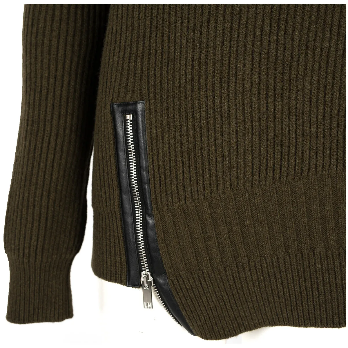 LJK106656U | ROUND NECK SWEATER WITH ASYMETRIC ZIP