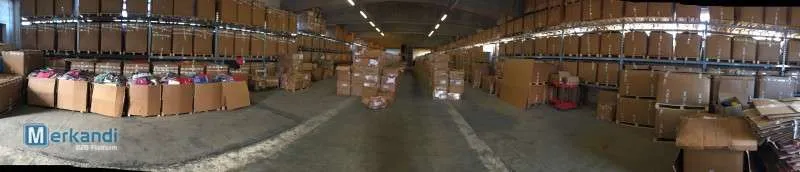 Lotes de ropa de marcas conocidas para hombres, mujeres y niños.