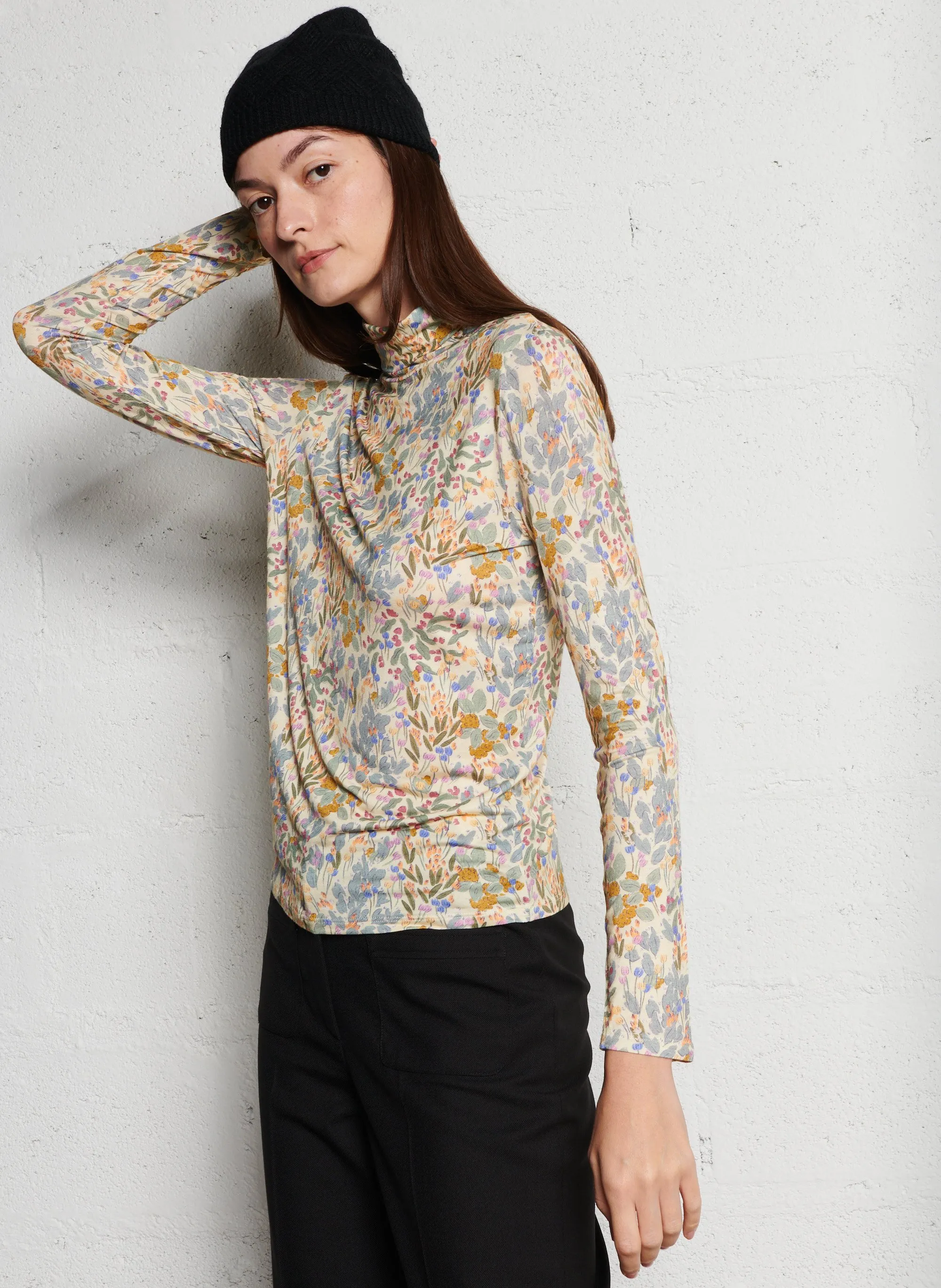 MARIE SIXTINE FERNANDA  CAMISETA DE CUELLO VUELTO AJUSTADA Y ESTAMPADA EN MULTICOLOR
