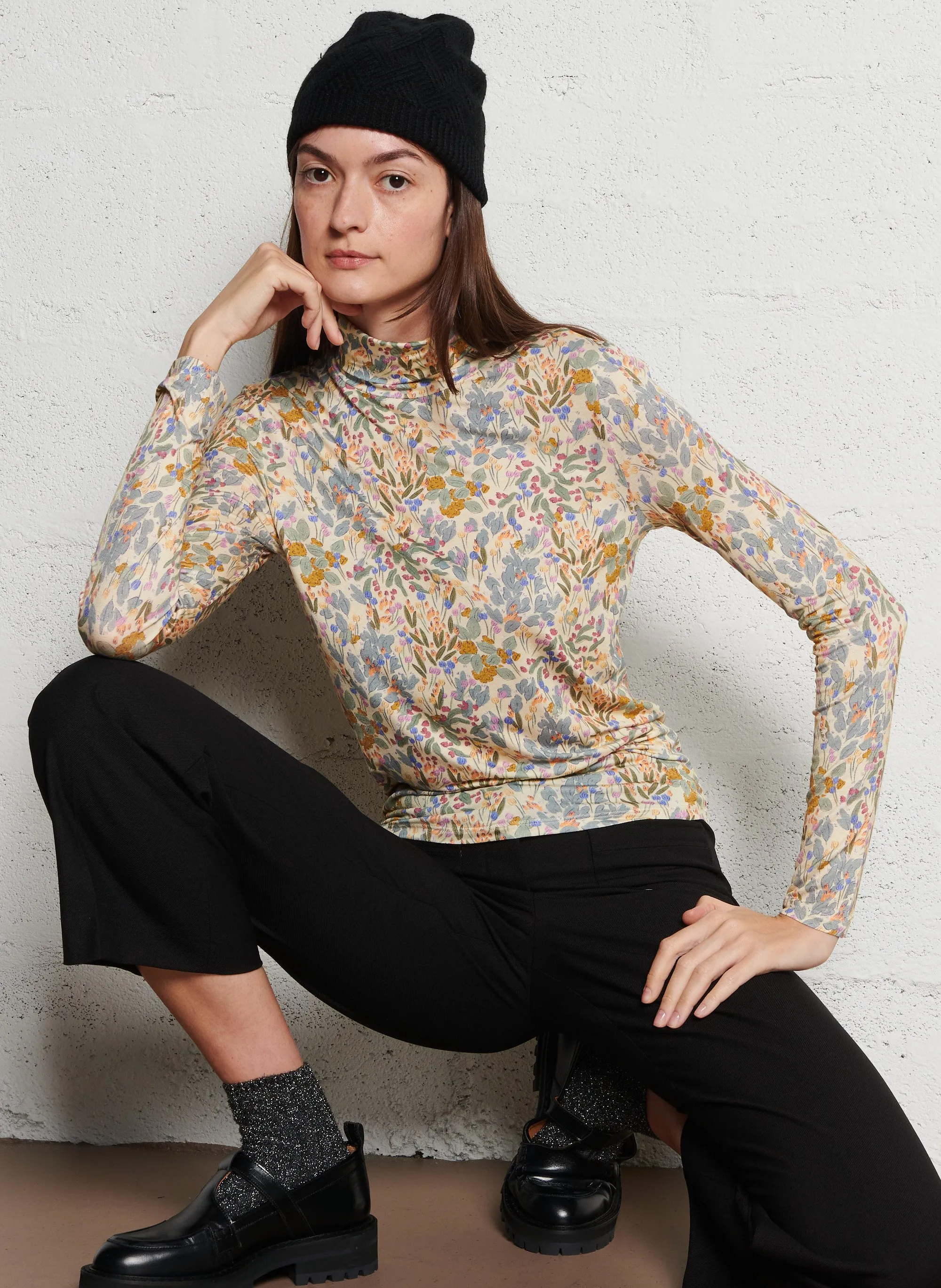 MARIE SIXTINE FERNANDA  CAMISETA DE CUELLO VUELTO AJUSTADA Y ESTAMPADA EN MULTICOLOR