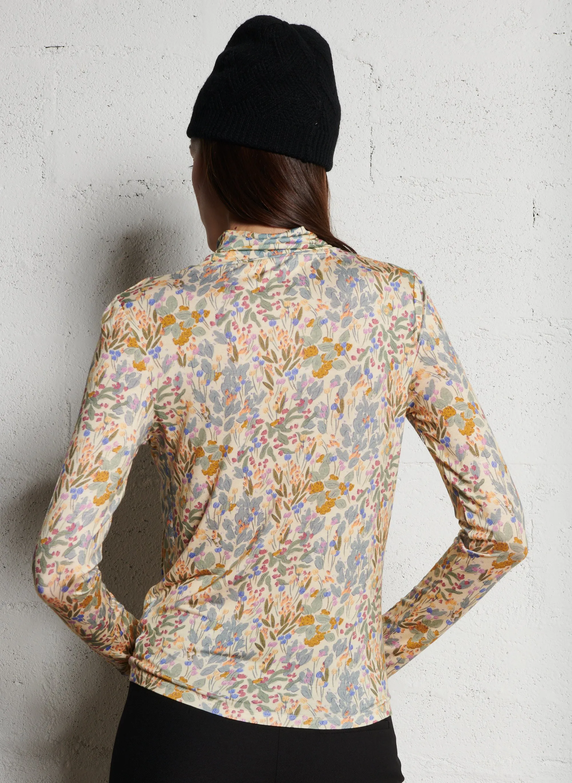 MARIE SIXTINE FERNANDA  CAMISETA DE CUELLO VUELTO AJUSTADA Y ESTAMPADA EN MULTICOLOR