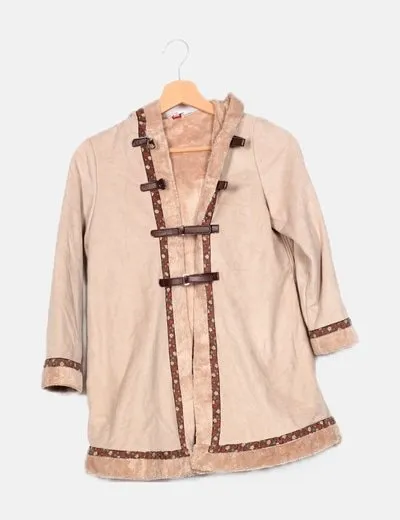 Marta Sedano Abrigo beige detalle botonadura