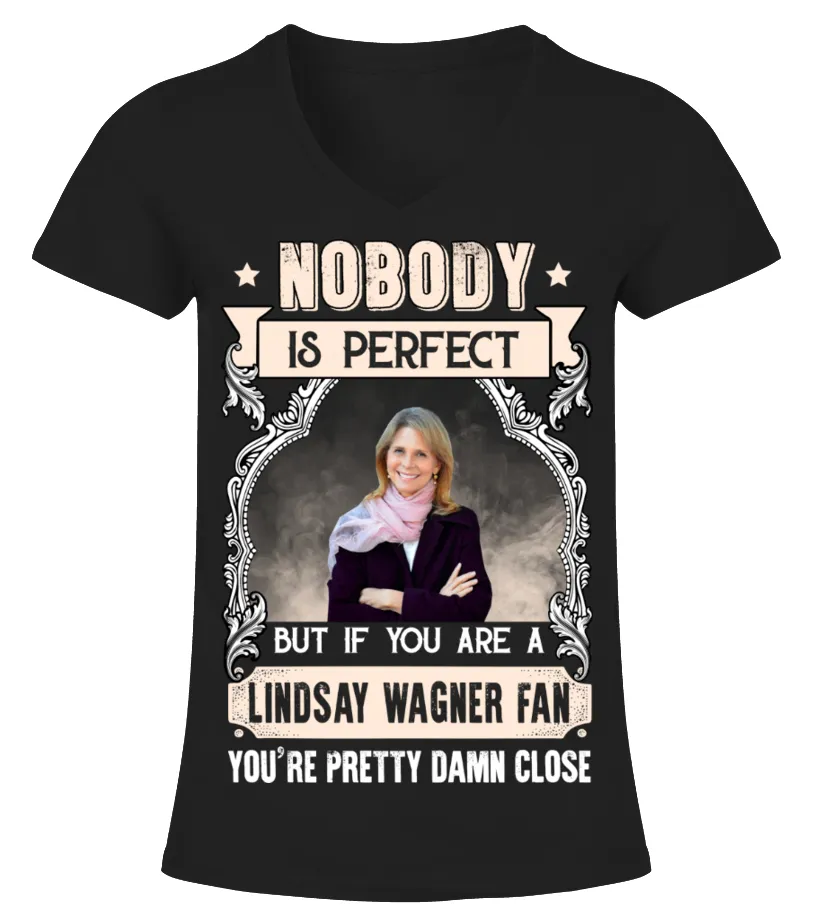 NOBODY IS PERFECT BUT IF YOU ARE A LINDSAY WAGNER FAN YOU'RE PRETTY DAMN CLOSE Camiseta cuello pico Mujer