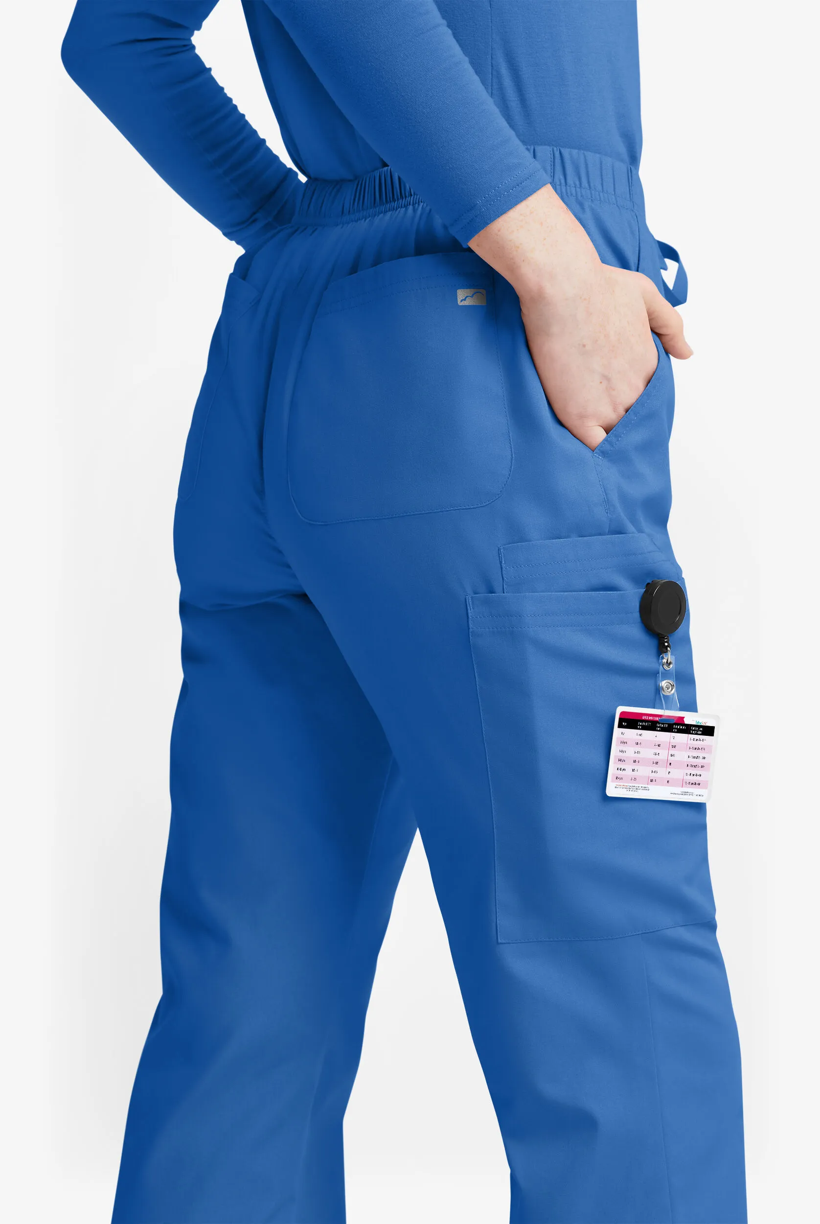 PANTAL&OACUTE;N M&EACUTE;DICO BUTTERSOFT ORIGINALS PETITE DE TIRO MEDIO CON PIERNAS ACAMPANADAS Y 6 BOLSILLOS PARA MUJER