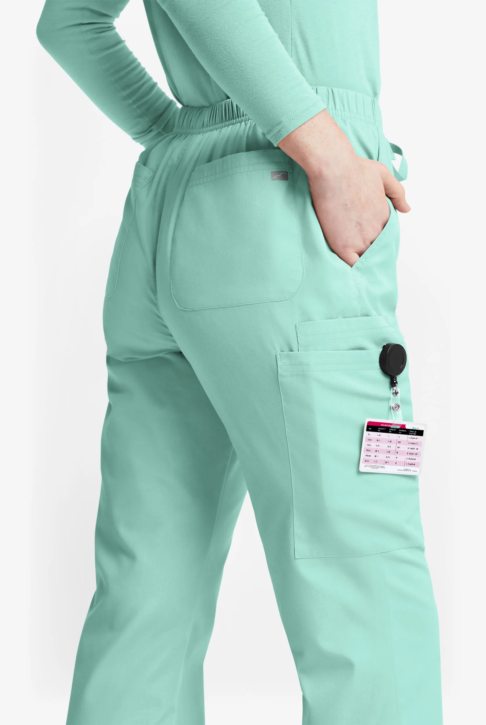 PANTAL&OACUTE;N M&EACUTE;DICO BUTTERSOFT ORIGINALS TALL DE TIRO MEDIO CON PIERNAS ACAMPANADAS Y 6 BOLSILLOS PARA MUJER