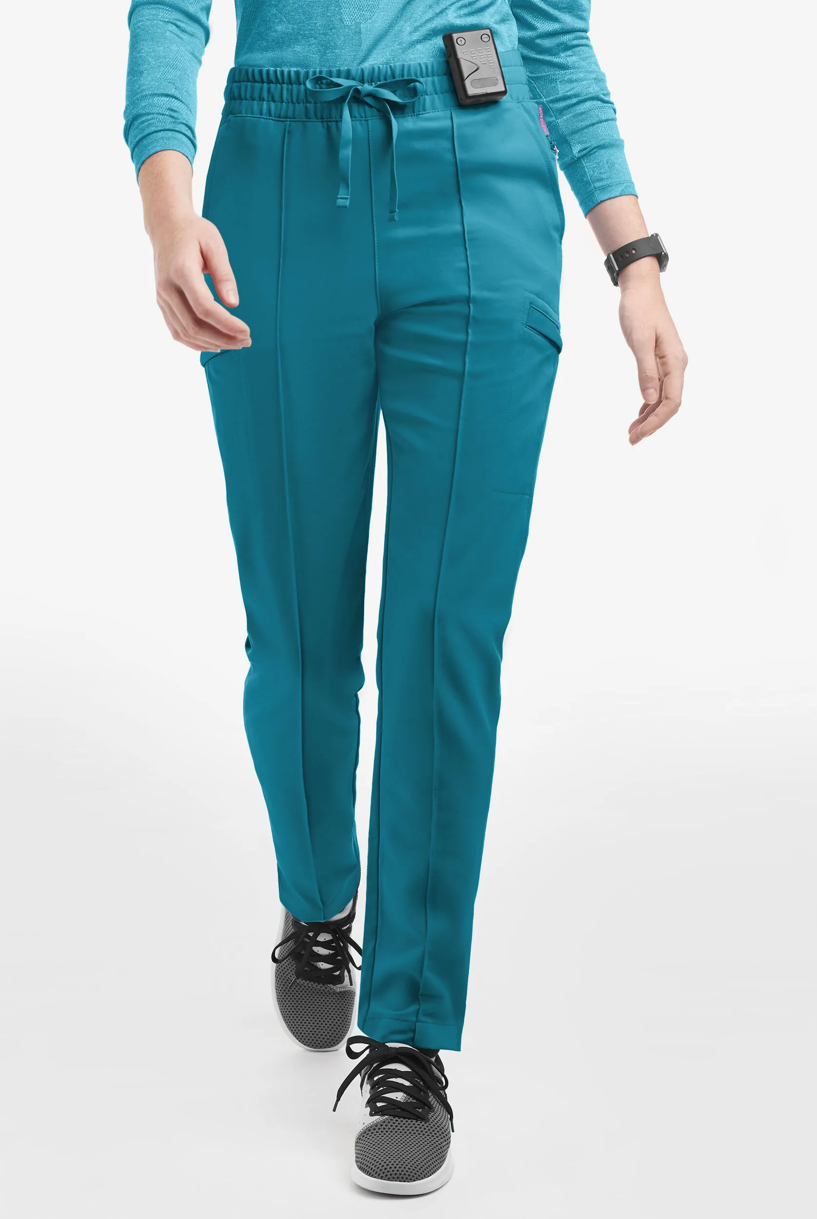 PANTAL&OACUTE;N M&EACUTE;DICO MOVEMENT BY BUTTERSOFT DE CORTE DELGADO CON PINZAS Y 7 BOLSILLOS PARA MUJER