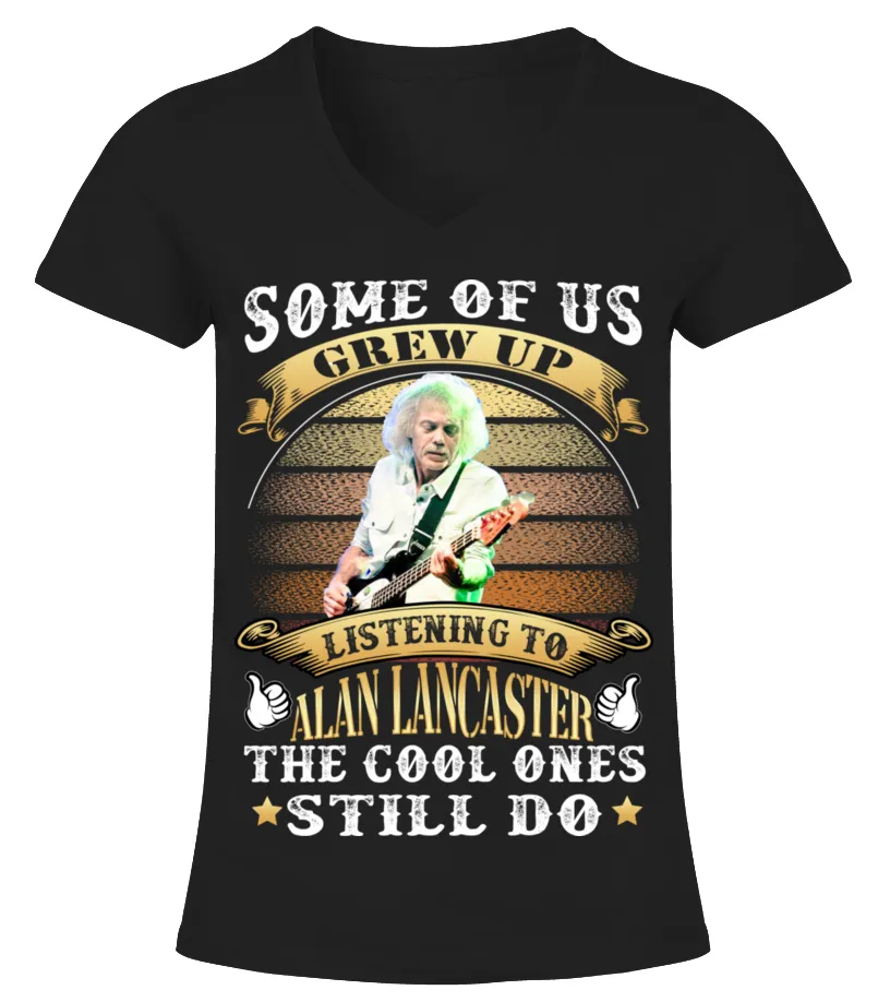 SOME OF US GREW UP LISTENING TO ALAN LANCASTER THE COOL ONES STILL DO Camiseta cuello pico Mujer
