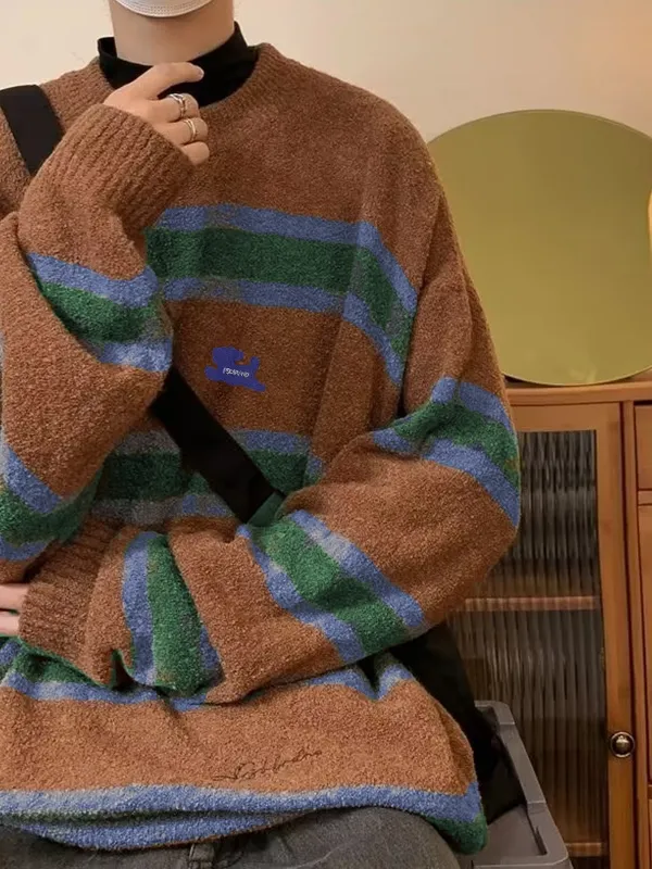 Suéter con cuello redondo de jacquard a rayas de color en contraste para hombre