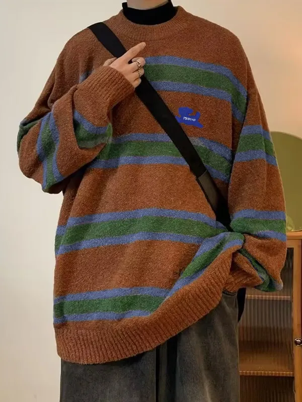 Suéter con cuello redondo de jacquard a rayas de color en contraste para hombre