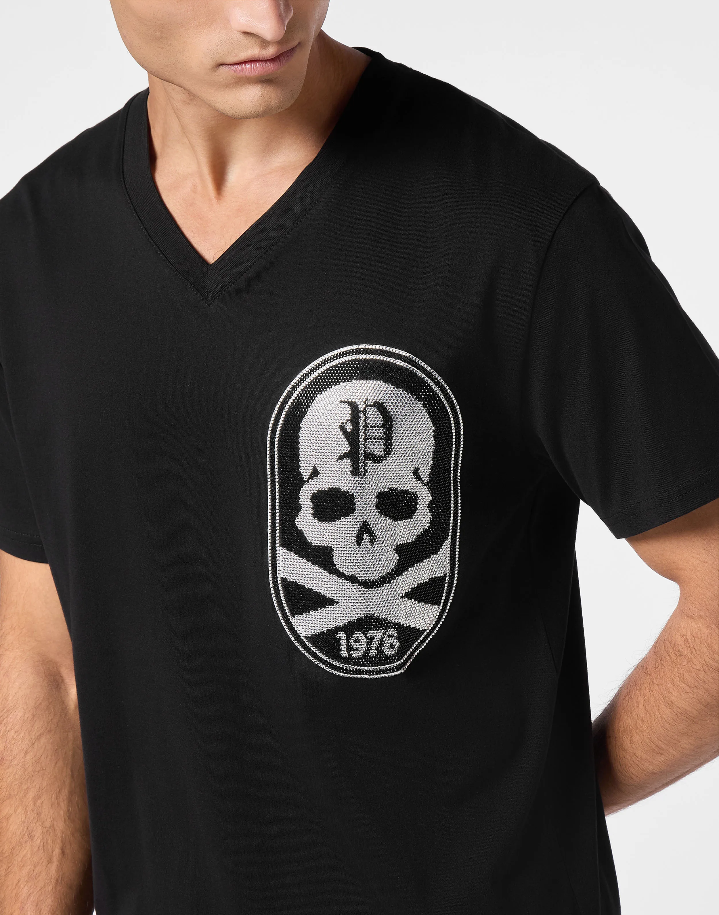 TSHIRT VNECK SS WITH PATCH STRASS SKULL&BONES