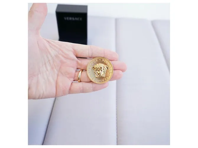 Versace Alfileres y broches Dorado 